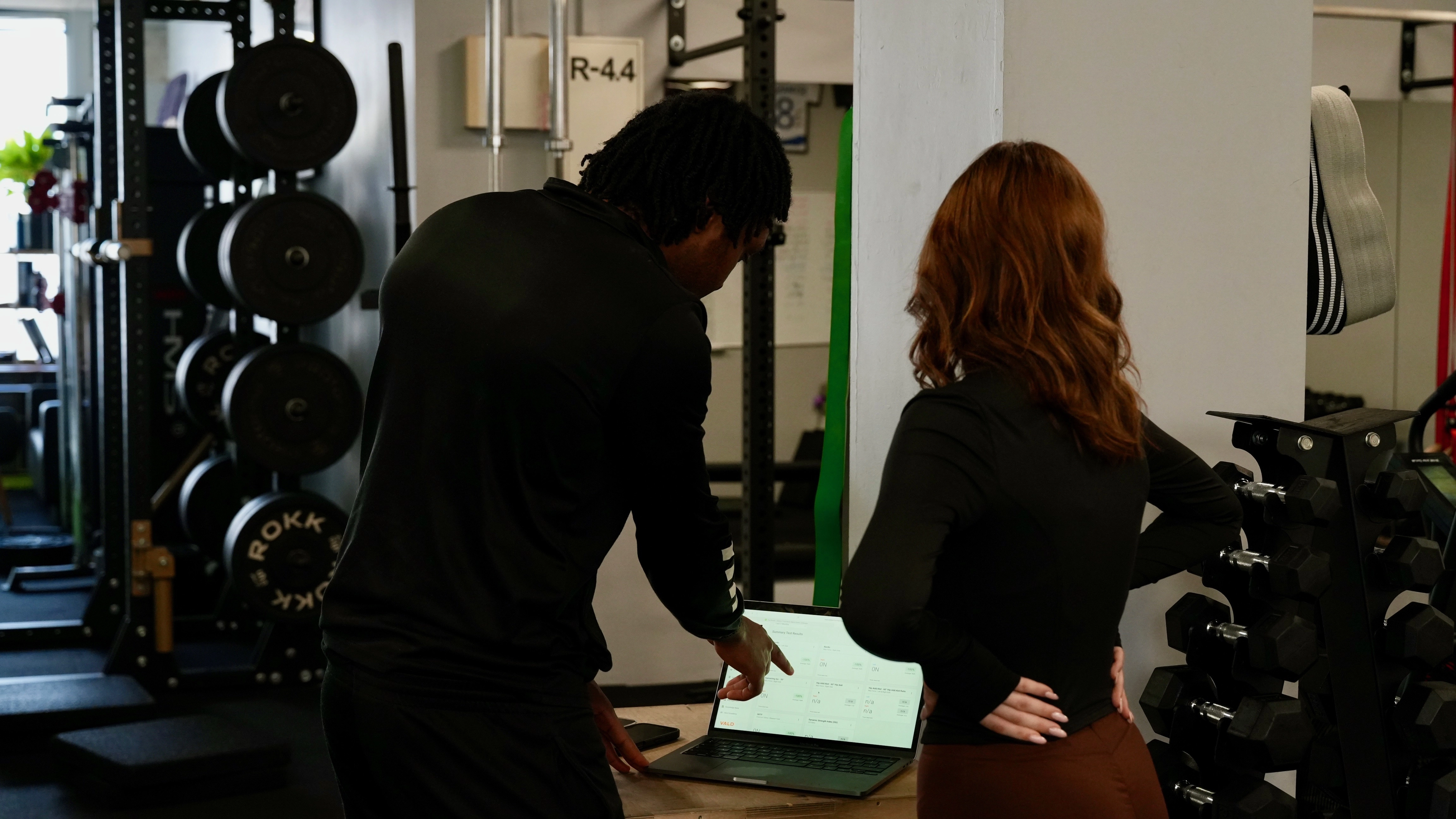 Trening hybrydowy - konsultacja w siłowni