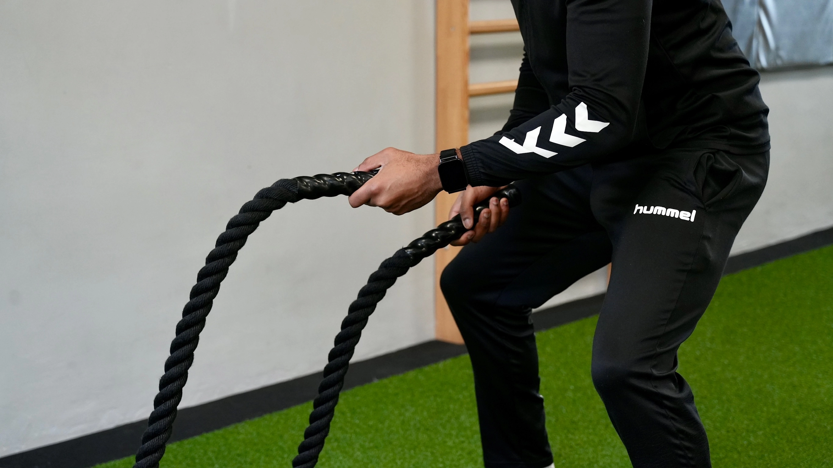 Steven prowadzi trening siłowy w studio Prosport Szczecin