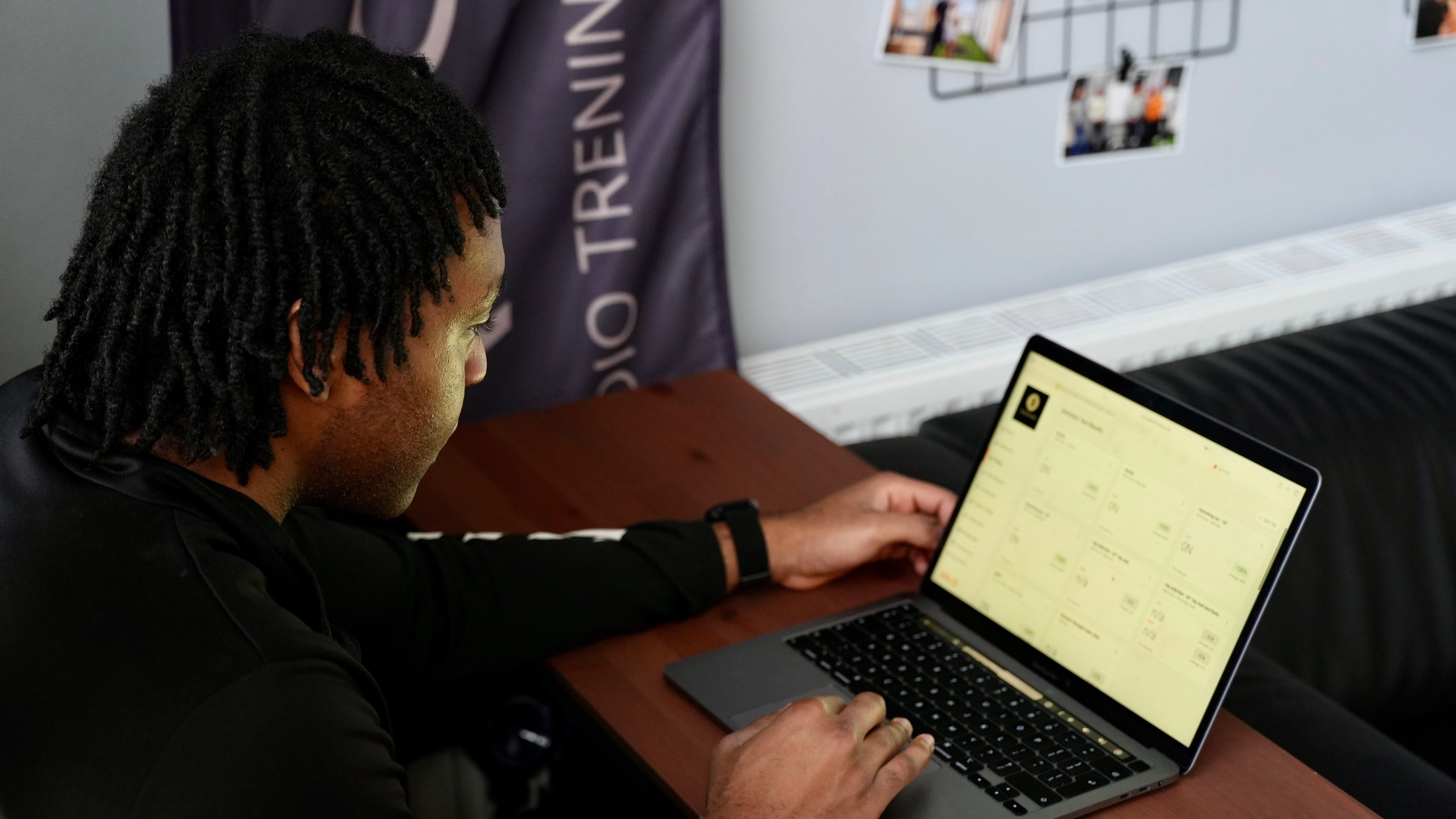 Trening online - Steven pracuje nad planami treningowymi